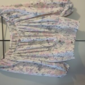 Beautiful blouse flower, elastic sleeves, cinched waist with buttons